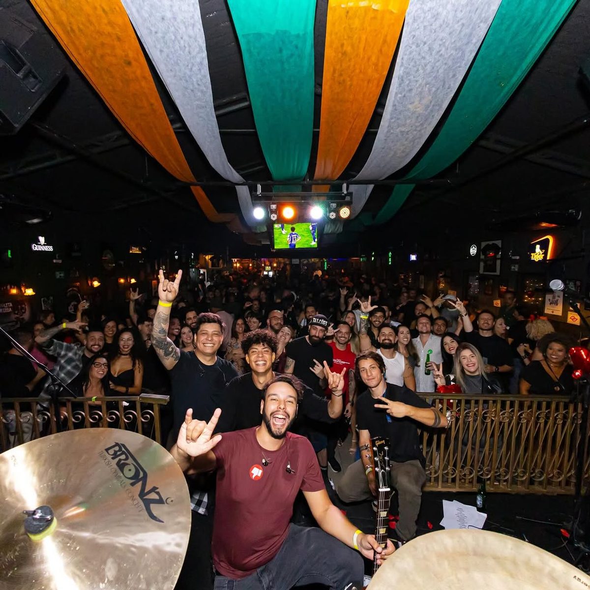 Público e banda em clima de festa no St. John's Irish Pub
